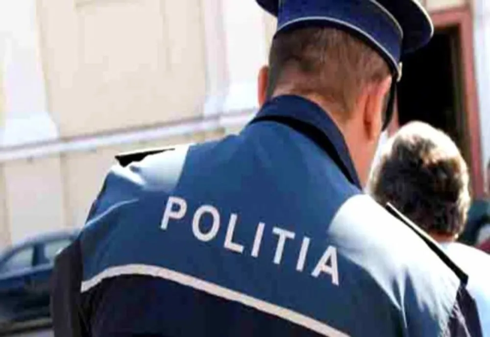 Scandal în Sighetu Marmaţiei! Tânără agresată de proprii părinţi care i-au distrus uşa apartamentului