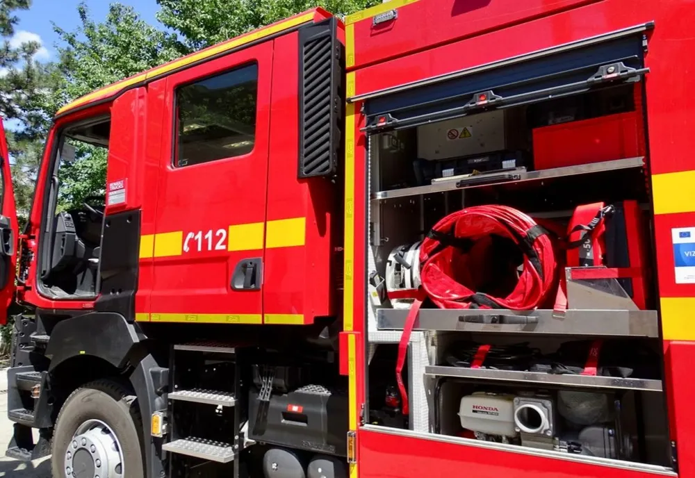 Altarul unei biserici din Maramureș, făcut scrum de un incendiu