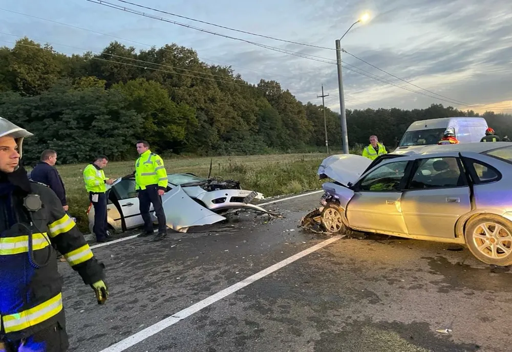 Doi bărbaţi răniţi în accident în Maramureş! S-au ciocnit frontal cu maşinile (FOTO)