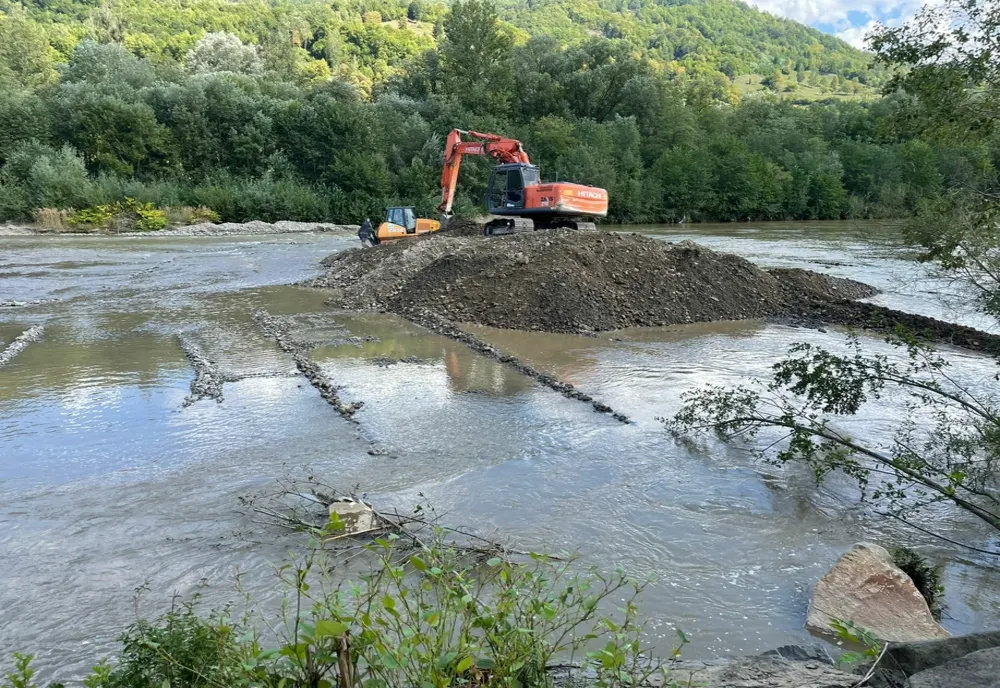 Lucrările de decolmatare a râului Vișeu în comuna Bistra, finalizate 