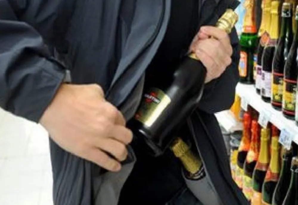 Tânăr de 17 ani prins după ce a furat mai multe produse dintr-un centru comercial din Baia Mare