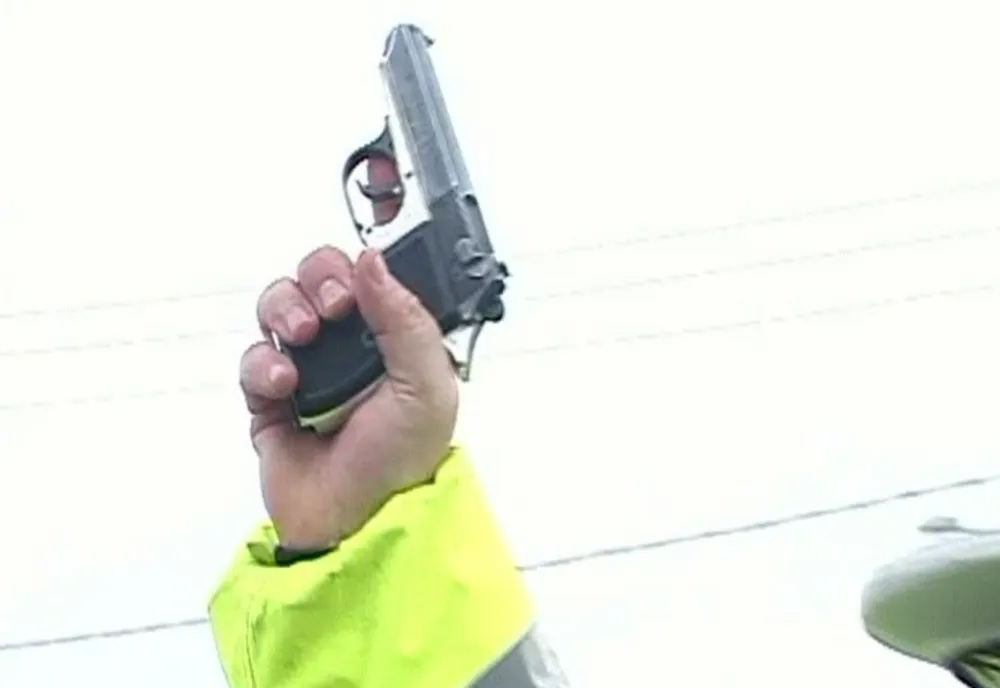 Armă descărcată în sediul Poliției Municipiului Baia Mare! Un poliţist îşi curăţa armanentul