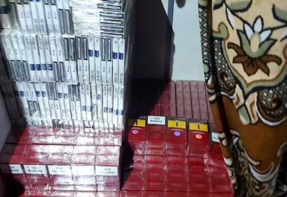 Baxuri de țigări descoperite într-un apartament din Baia Mare! Cum a ajuns marfa de contrabandă acolo și cine a anunțat poliția