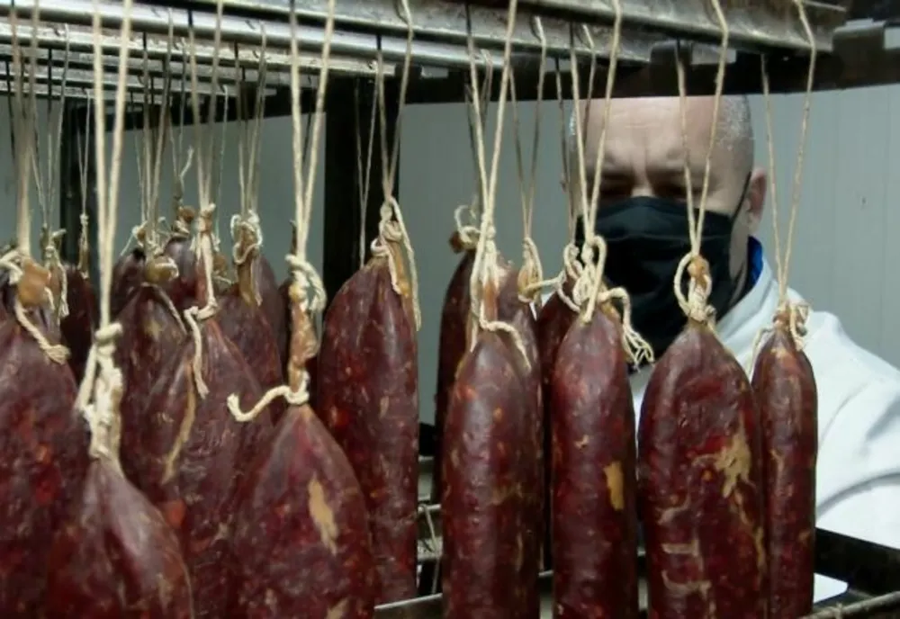 Maramureş: A furat slănina, a vândut-o și a băut banii