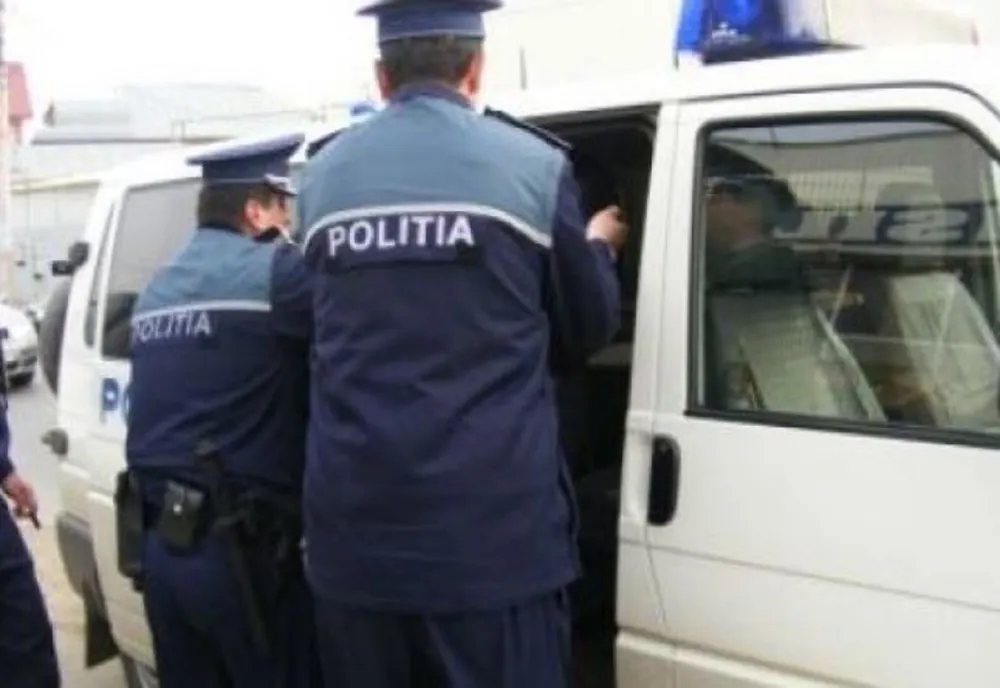 A avariat patru autoturisme, a aruncat bunuri de la geamul locuinței de domiciliu și a amenințat trecătorii