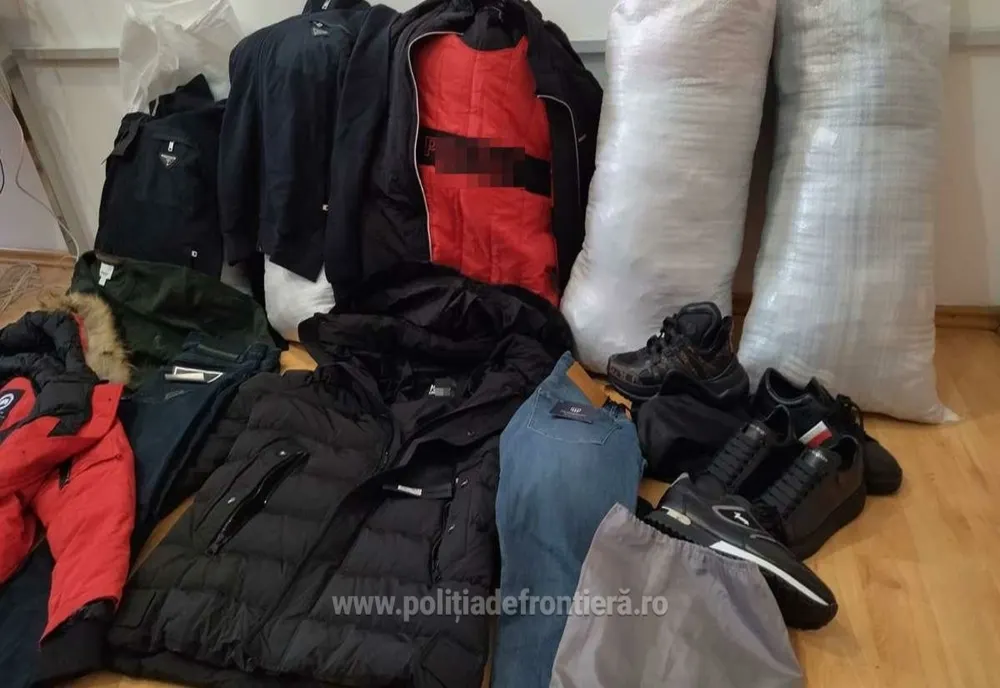 Zeci de articole de îmbrăcăminte şi jucării au fost confiscate de poliţiştii din Baia Mare