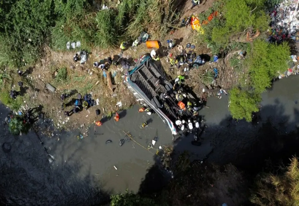ZECI DE MORȚI DUPĂ UN ACCIDENT DE AUTOBUZ ÎN GUATEMALA