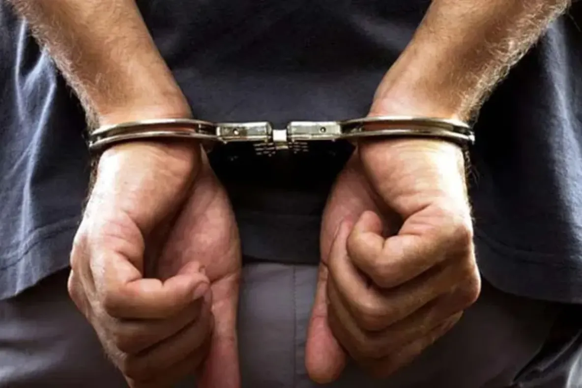 Adolescent de 16 ani din Maramureș, arestat preventiv după ce ar fi furat două mașini și le-ar fi condus fără permis