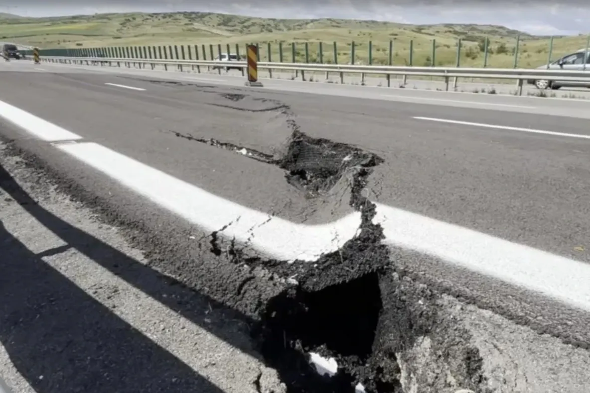 Autostrada A10 Sebeș-Turda cedează din nou. Fisurile se întind pe zeci de metri