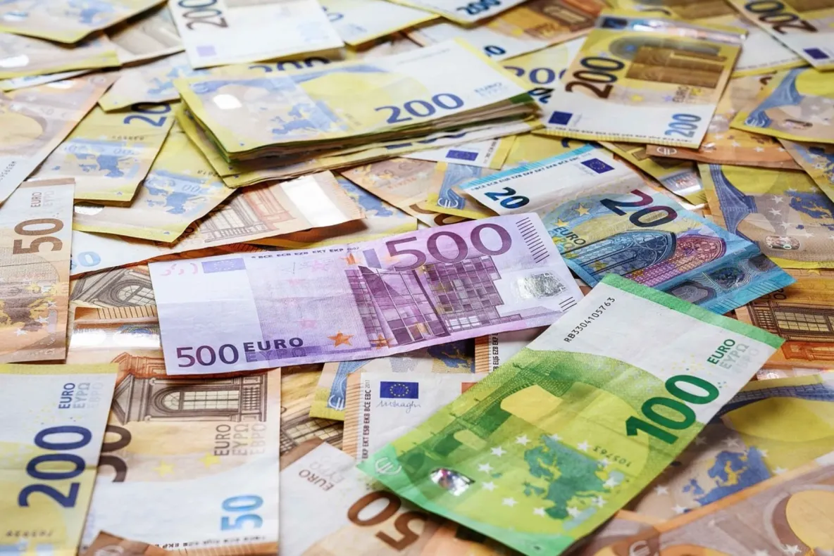 Specialiștii văd un euro la 5,39 lei. Inflația ar putea coborî la 5,77%, dar creșterea economică stagnează