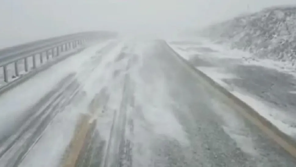 Alertă ANM de cod portocaliu și galben: rafale de până la 130 km/h și ninsori în plină primăvară. Zonele afectate de vremea extremă - HARTA