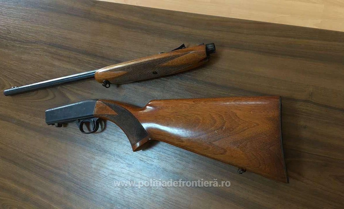Componentele unei arme de vânătoare, descoperite ascunse într-un autoturism