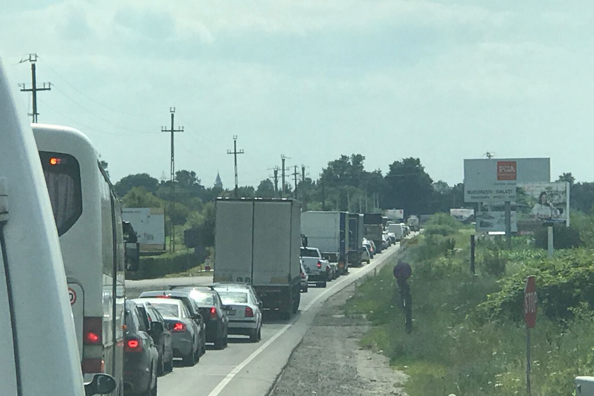 VIDEO | Treabă ca în România, pe podul peste râul Lăpuşel doi muncesc, trei stau