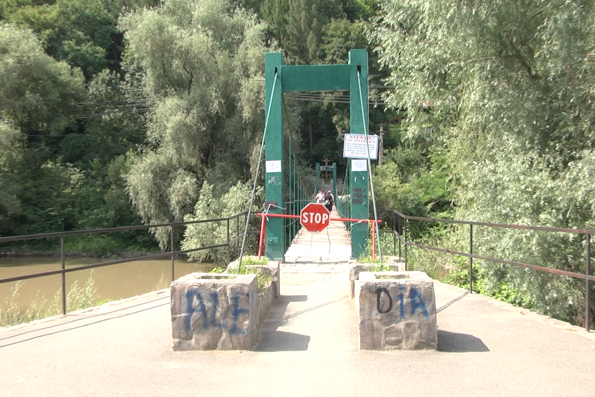 Sighetenii își pun viața în pericol circulând pe podul care a fost închis din cauza pericolului de accidentare