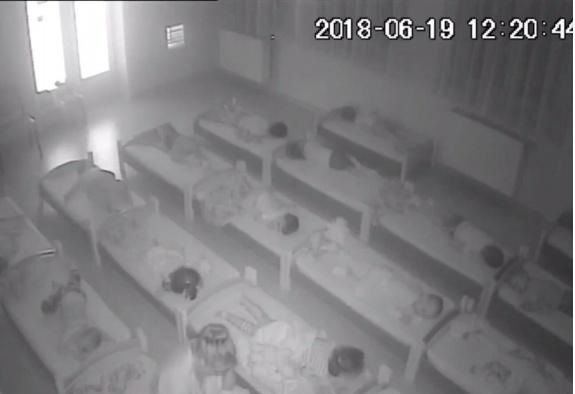 Angajata filmată că brusca un copil dintr-o creşă din Baia Mare şi-a dat demisia