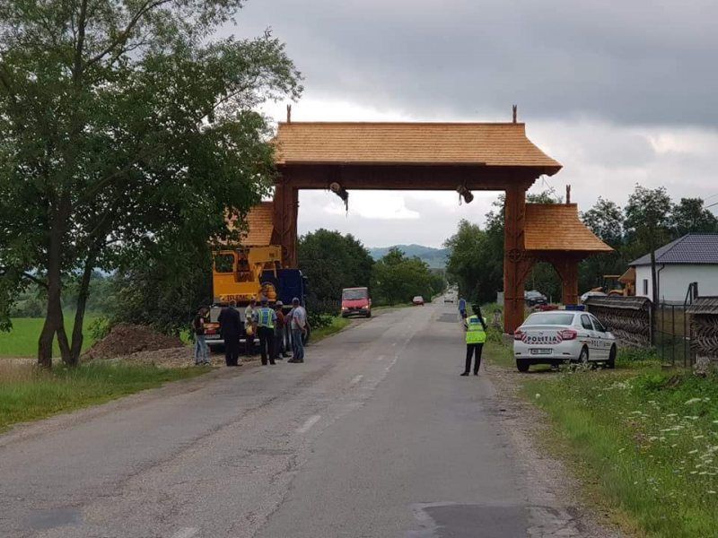 Cea mai mare poartă maramureșeană a fost ridicată în Oncești