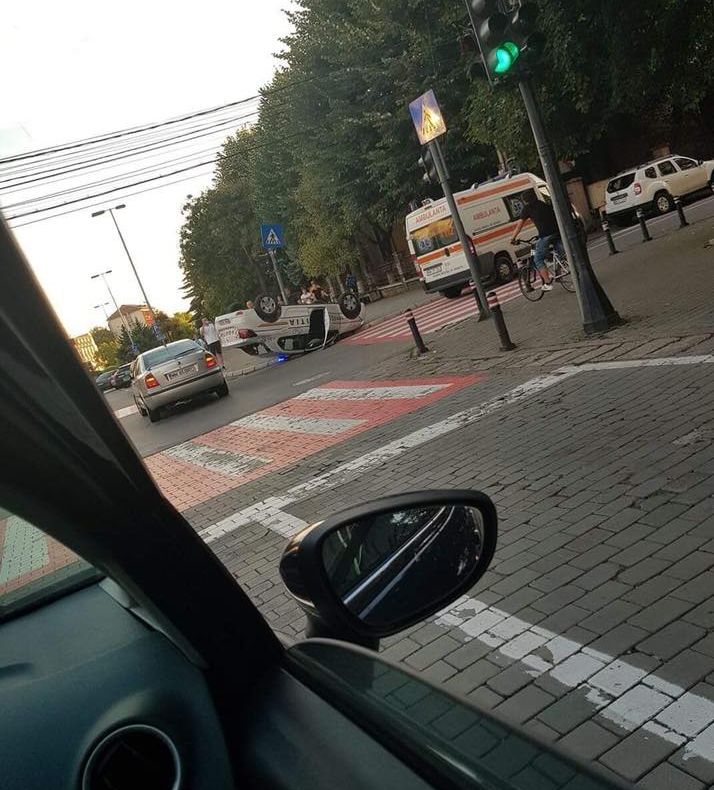 Impact total | Două maşini s-au tamponat, una aparţinând poliţiei a ajuns cu roţile în sus