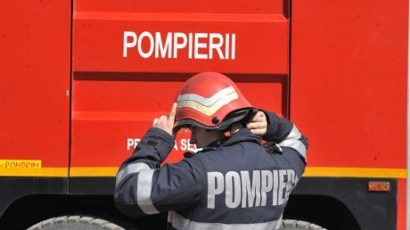 O casă de lemn din Dragomireşti a ars rezultând două victime