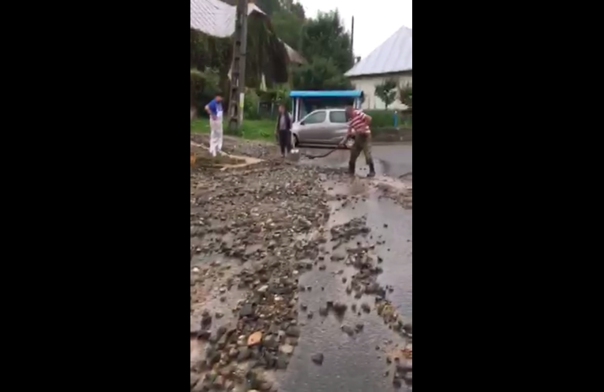 Alunecări de teren şi pietriş pe carosabil în Cavnic după o ploaie torenţială