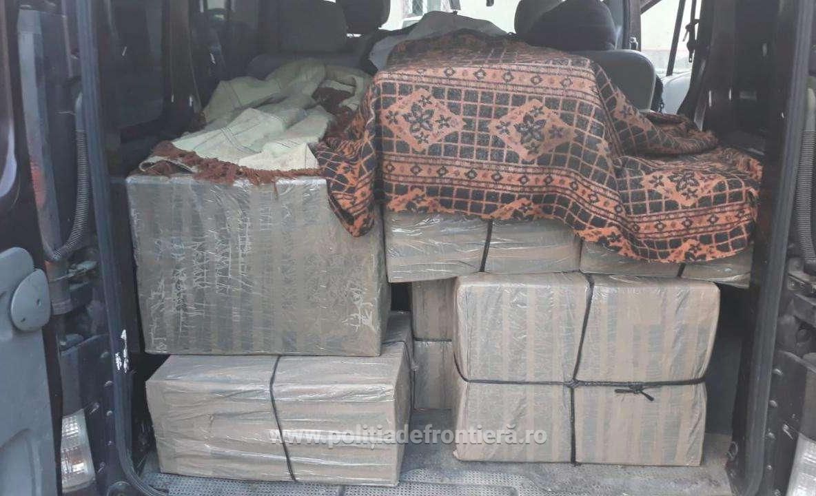 Contrabandişti la frontiera de nord prinşi cu ţigările în microbuz
