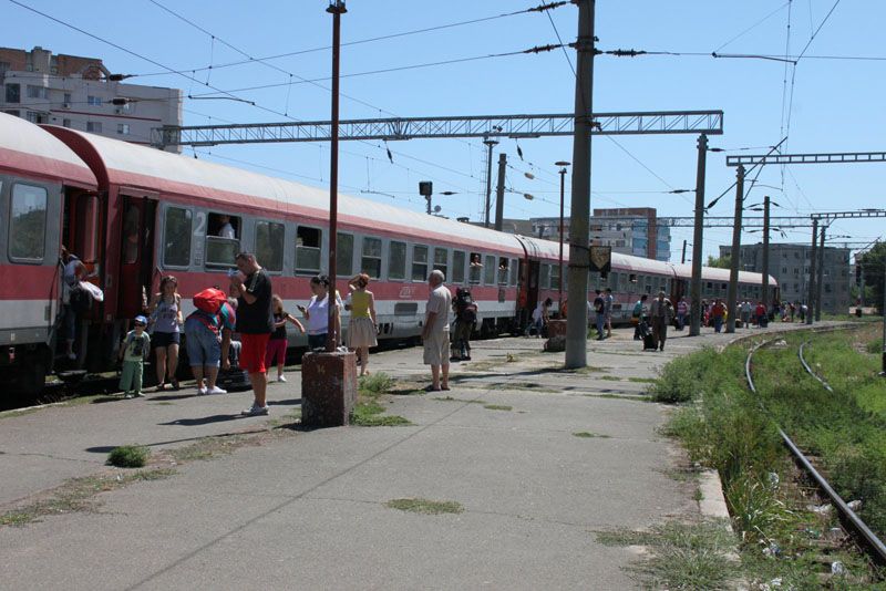 Trenul Soarelui Satu Mare – Mangalia cu staţie prin Baia Mare a rămas...în soare.