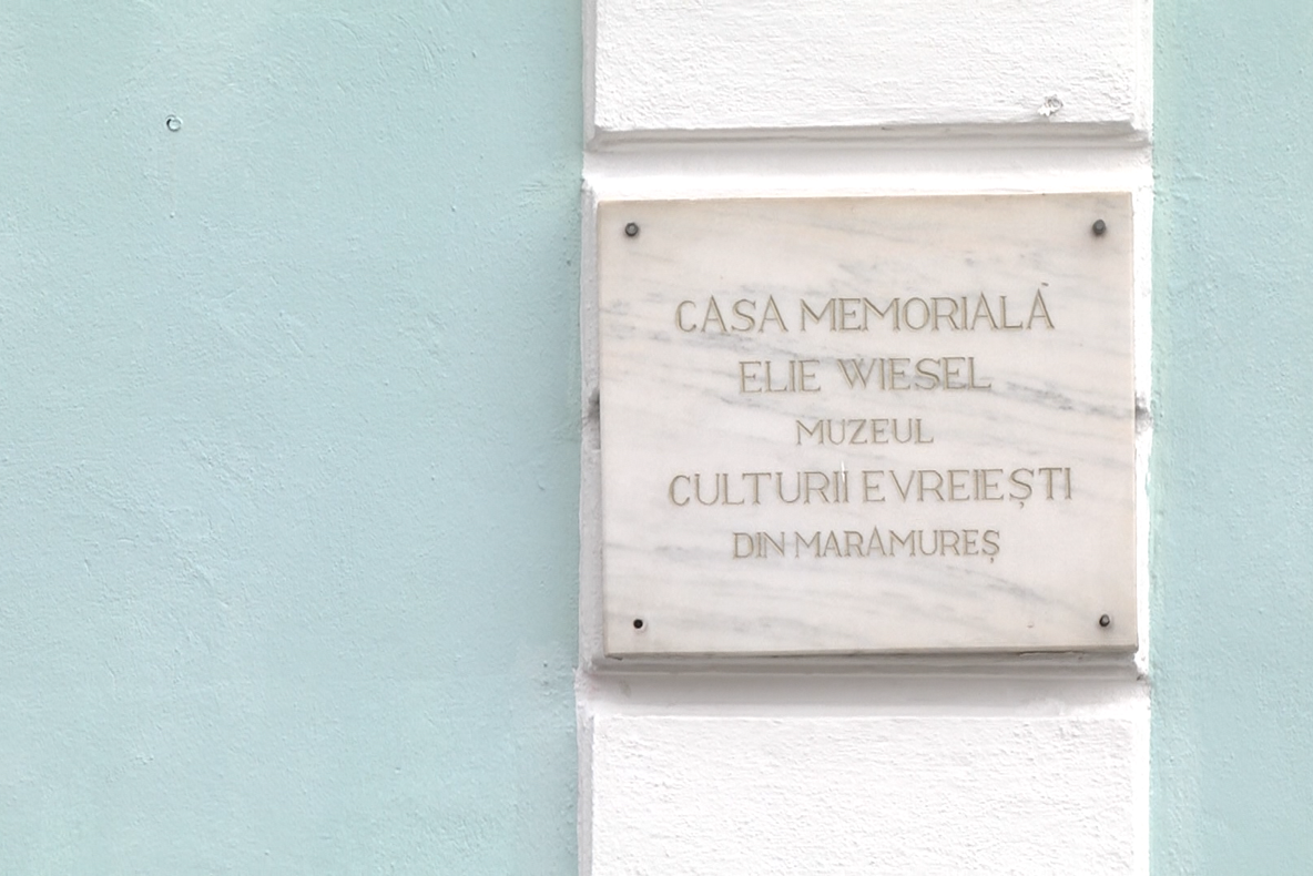 Poliţiştii sigheteni au identificat persoana suspectă de distrugerea Casei Memoriale „Elie Wiesel” din Sighetu Marmaţiei