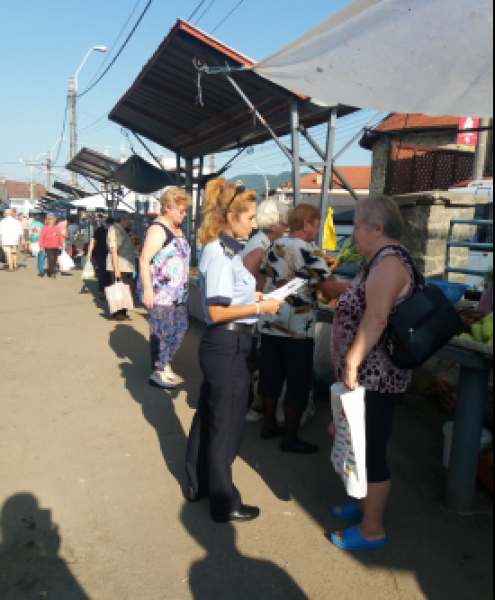 Cei aflați la cumpărături în Piața Izvoarele din  Baia Mare au avut parte de informații utile și recomandări oferite de polițiști