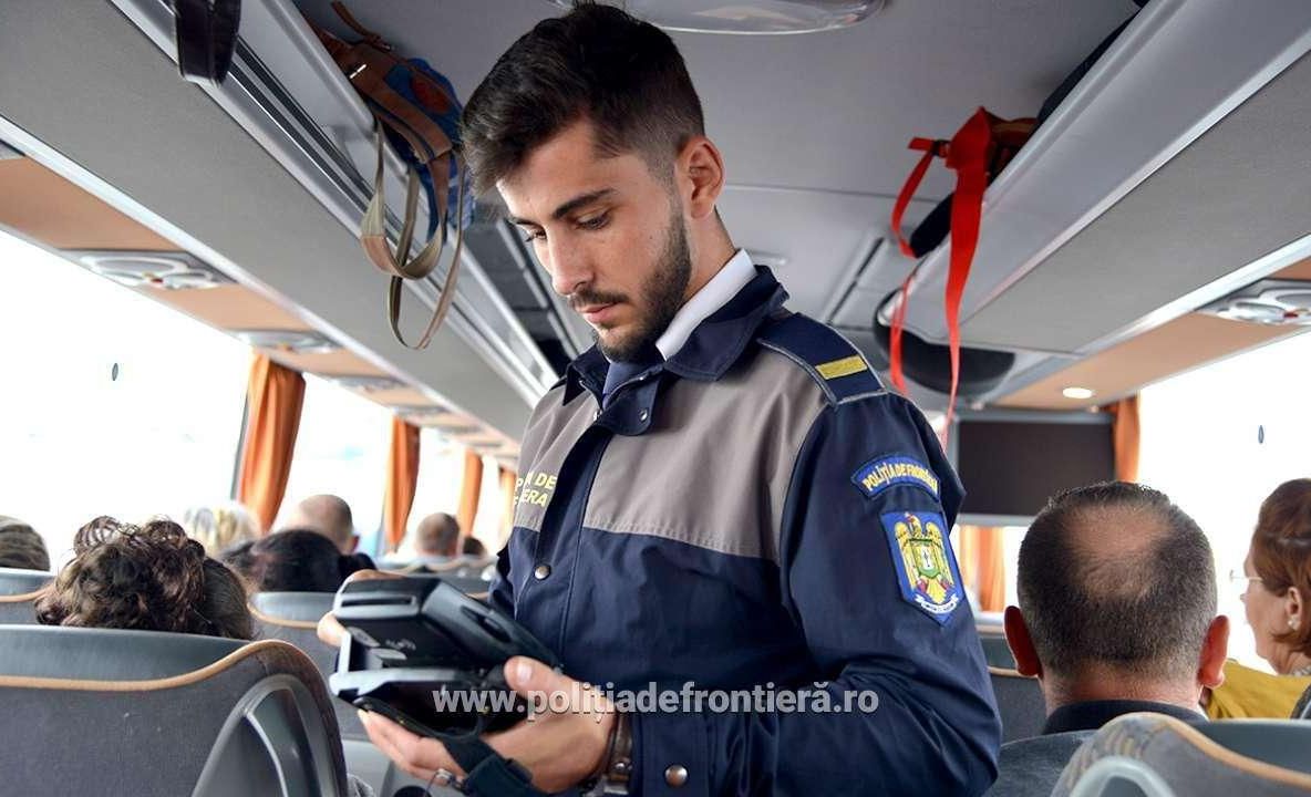 Minor în vârstă de 5 ani, ascuns de mamă sub bancheta unui microbuz pentru a ieşi ilegal din România