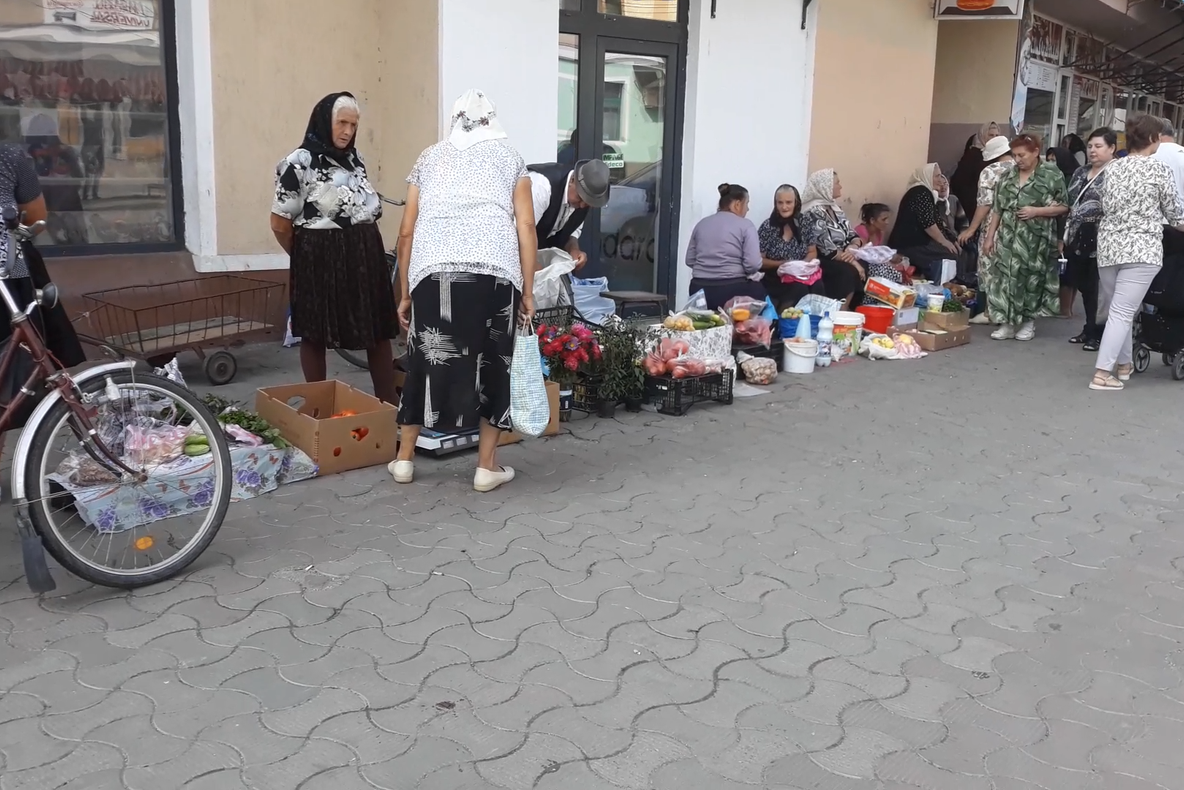 Piața din cartierul Cuza Vodă din Sighetu Marmației s-a mutat pe trotuar