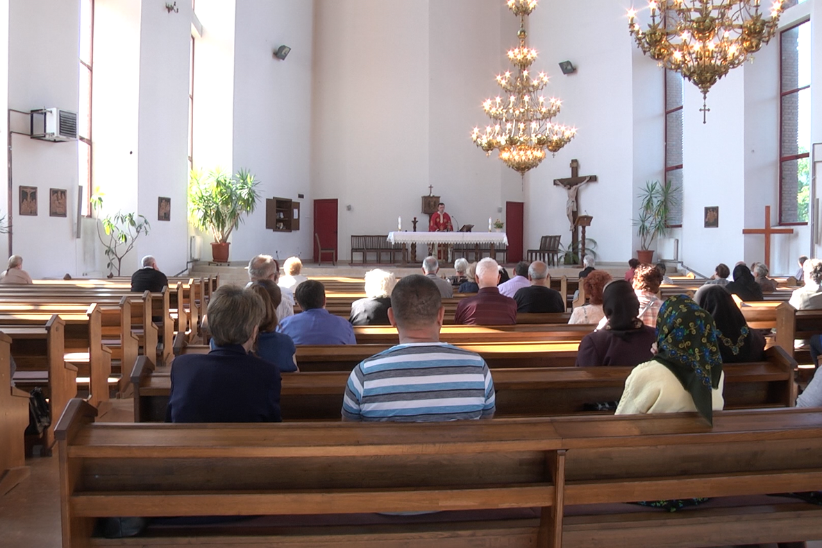 Credincioșii prăznuiesc Înălțarea Sfintei Cruci