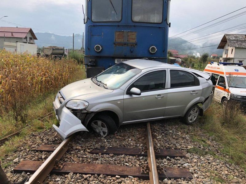 O maşină a fost lovită de tren în Petrova