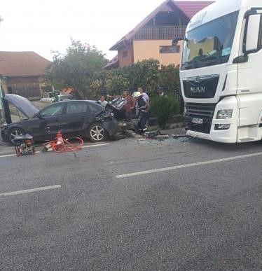 Trei autoturisme și un TIR s-au ciocnit la intrare în comuna Satulung