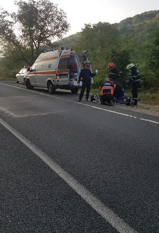 O autocisternă plină cu ciment s-a răsturnat pe drum în Valea Chioarului