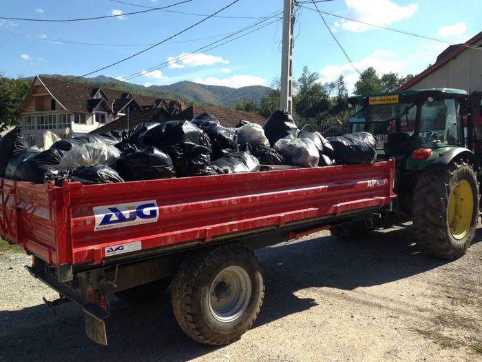 Depozit ilegal de gunoaie pe o stradă din Sighetu Marmației