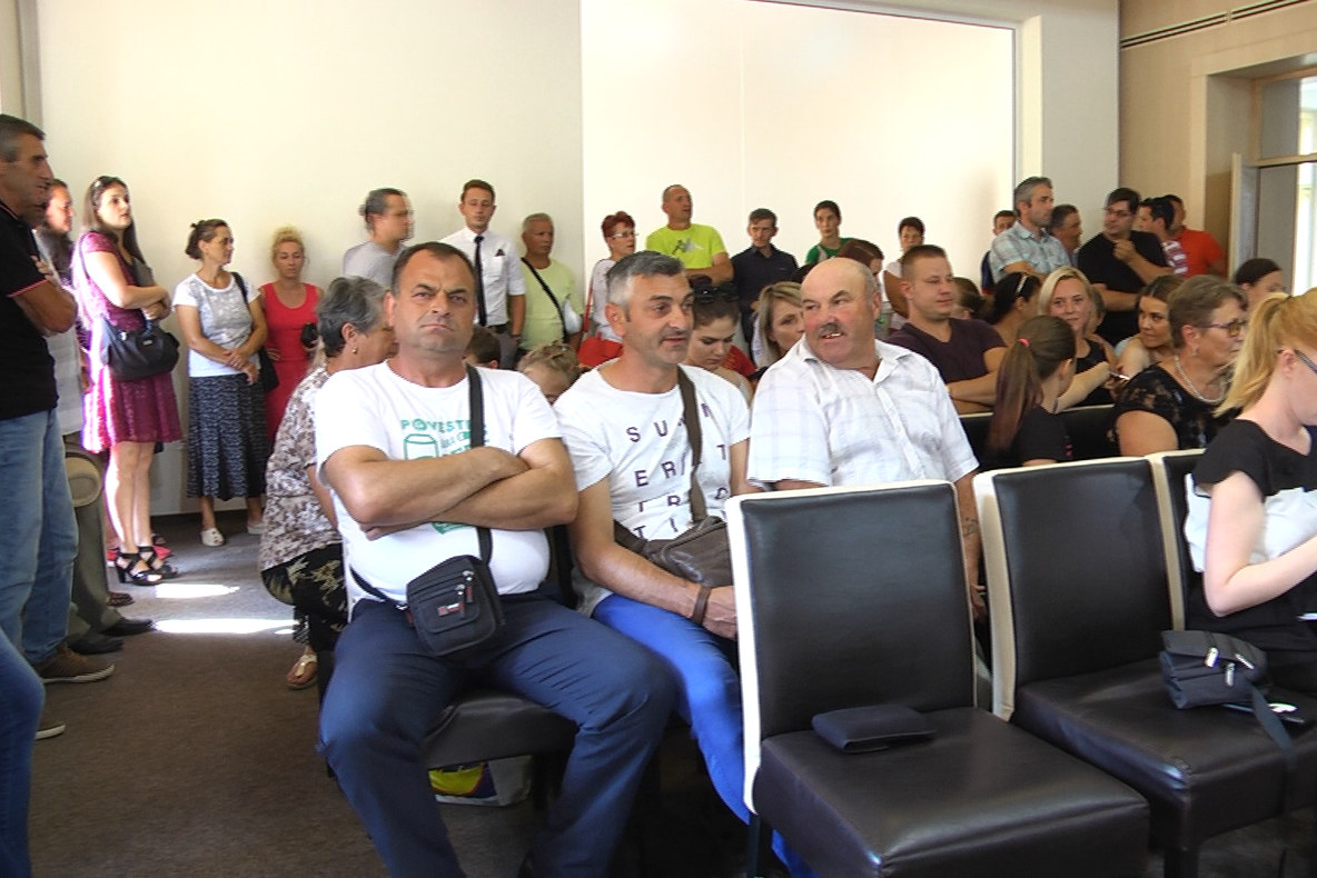 Peste 200 de persoane care locuiesc pe strada Lazu Șesului din Sighetu Marmației au semnat o petiție pentru asfaltarea străzii