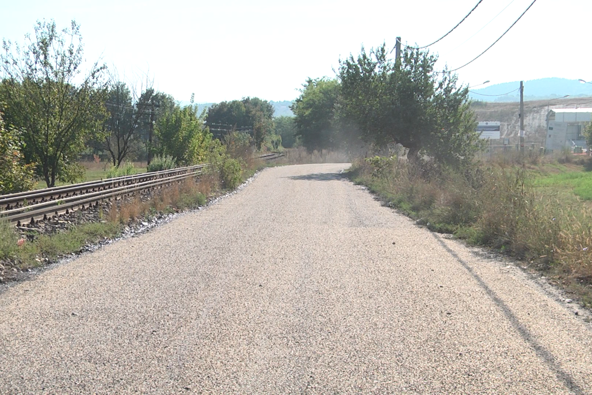 Strada Tepliței din Sighet a fost reabilitată prin procedura de aplicare a unor straturi succesive de emulsie și pietriș