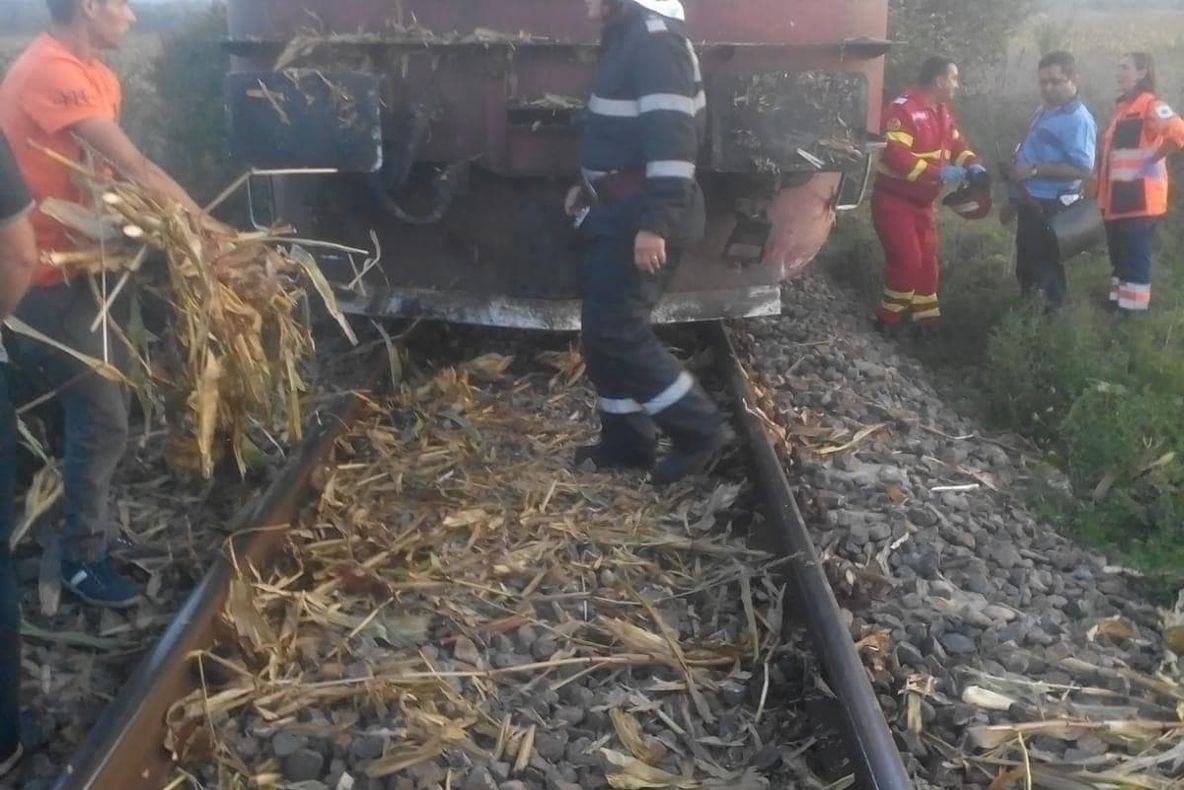 S-a turnat asfalt peste șine, nu mai trece trenul, dar indicatoare pentru șoferi să oprească mai sunt