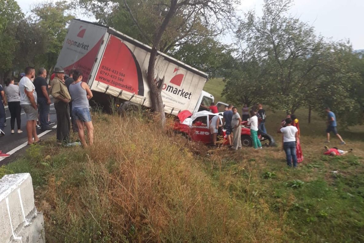 Accident cu trei victime încarcerate în Crăciunești, județul Maramureș