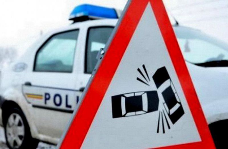 Două persoane au fost rănite după ce autoturismul în care se aflau s-a izbit frontal de un copac şi apoi s-a răsturnat.  Șoferul s-a urcat băut la volan