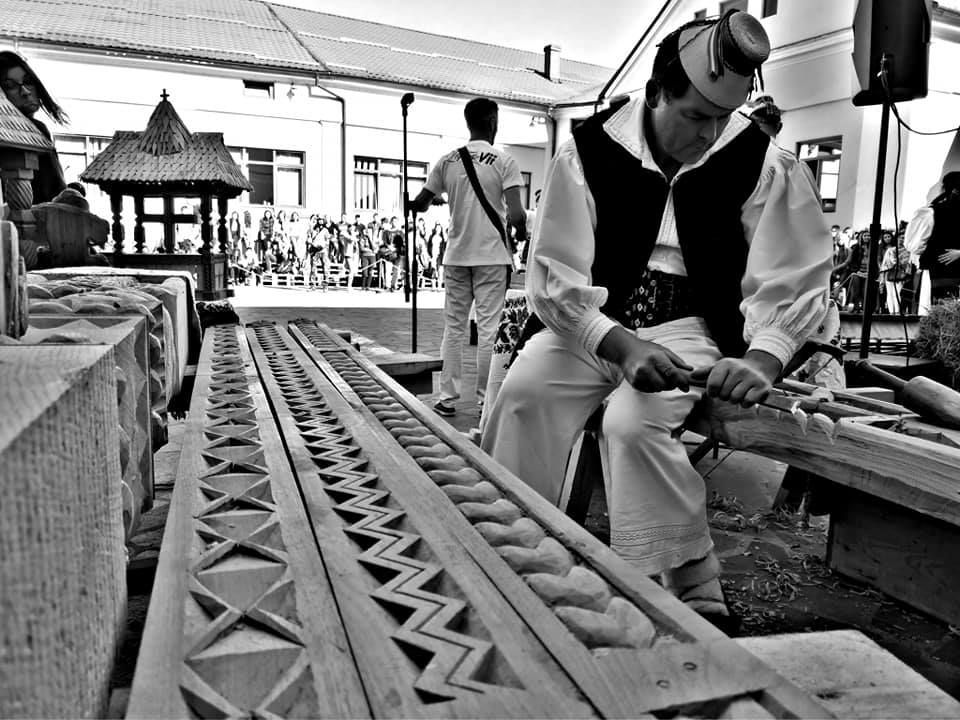 poARTA MARAMUREȘEANĂ-Atelier de lucru cu meșteri populari de porți din Breb și Desești