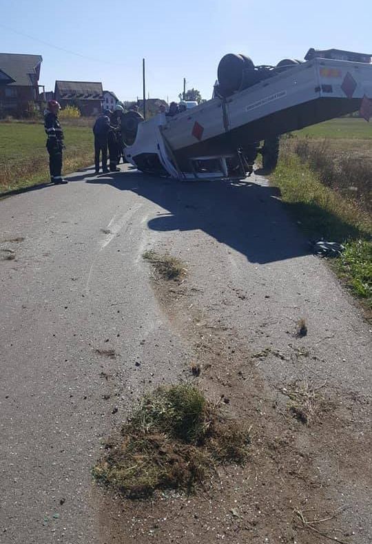 Autoutilitară încărcată cu butelii, răsturnată între localitățile Tăuții Măgherăuș și Bozânta