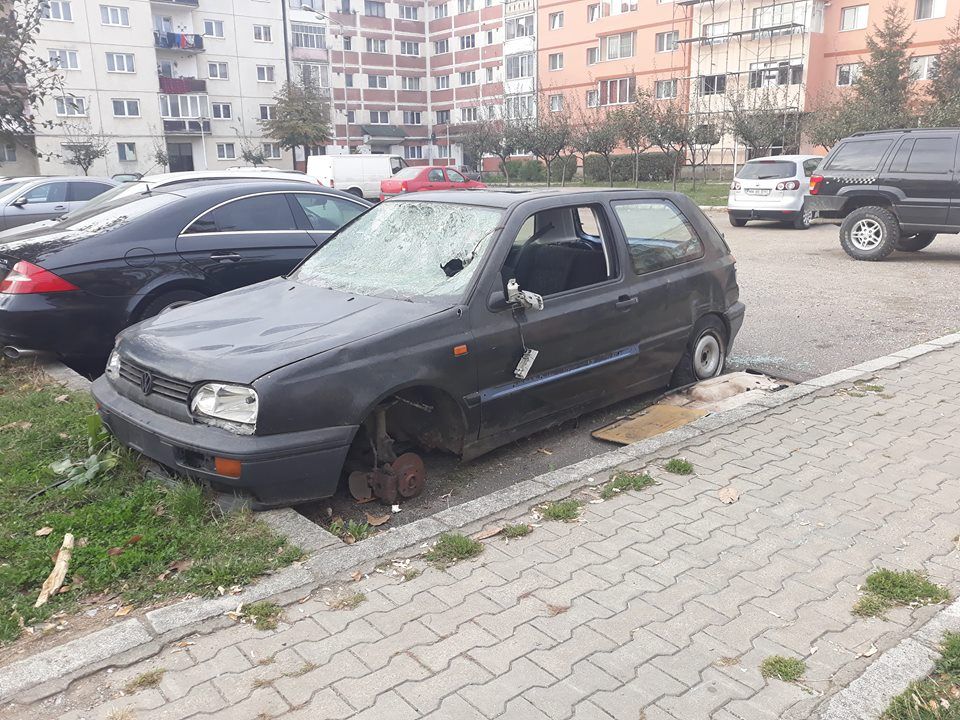 Mai multe locuri de parcare din Sighetu Marmației sunt ocupate de mașini abandonate