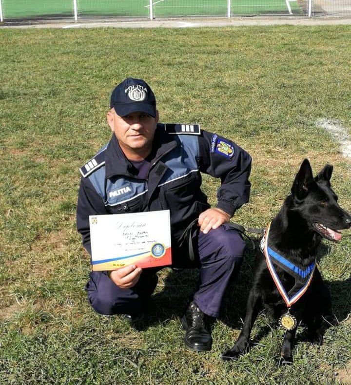 Câinele polițist Teba, împreună cu conducătorul său, pe podium la Campionatul de dresaj al câinilor de serviciu