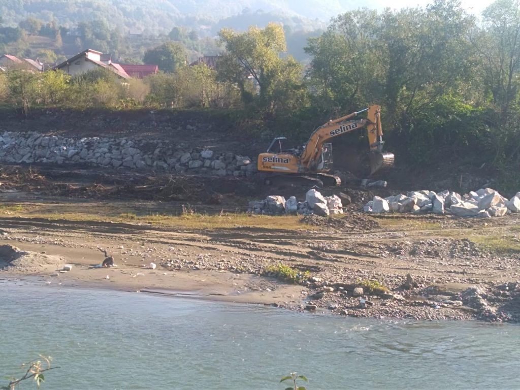 Râul Vișeu este amenajat împotriva inundațiilor, în regim de urgență, în localitatea Vișeu de Sus