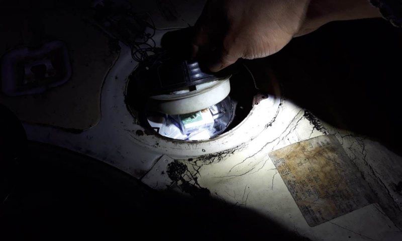 Sute de pachete de țigări dosite în rezervorul unei mașini