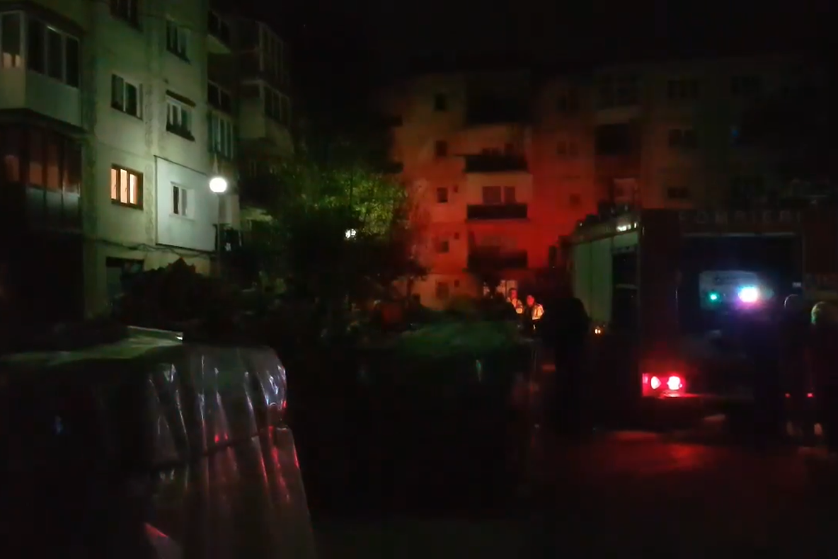 Panică în cartierul Bogdan Vodă din Sighetu Marmației după ce o stivă de lemne a luat foc