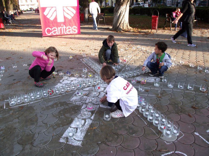 Sighetenii sunt invitați vineri în Parcul Central să aprindă o candelă, în semn de solidaritate