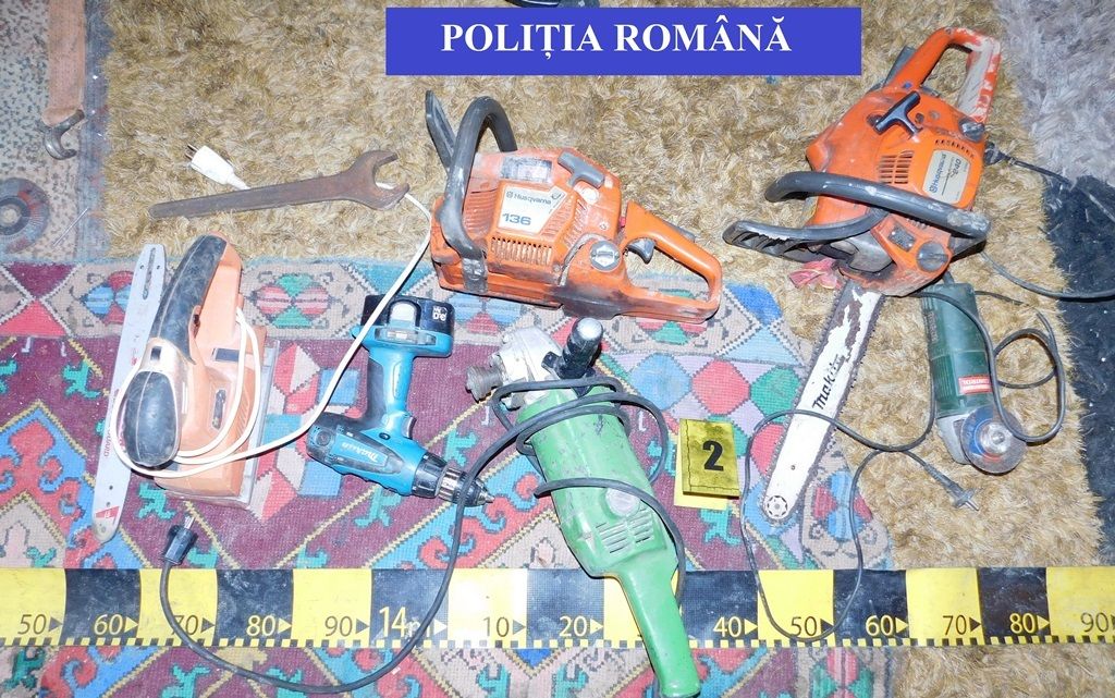 Ca să treci strada regulamentar, pe zebră, trebuie să mergi din șanț în șanț