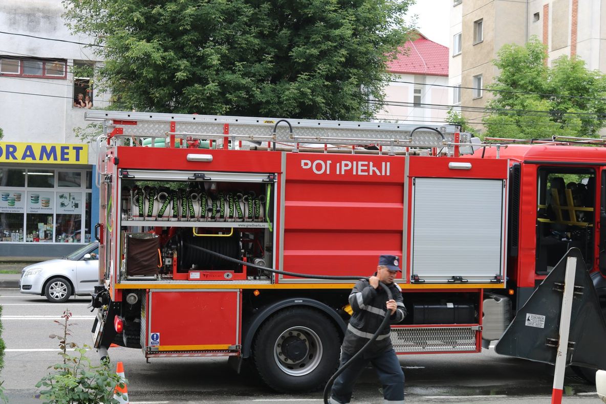 Pompierii maramureșeni au lichidat, în week-end, cinci incendii