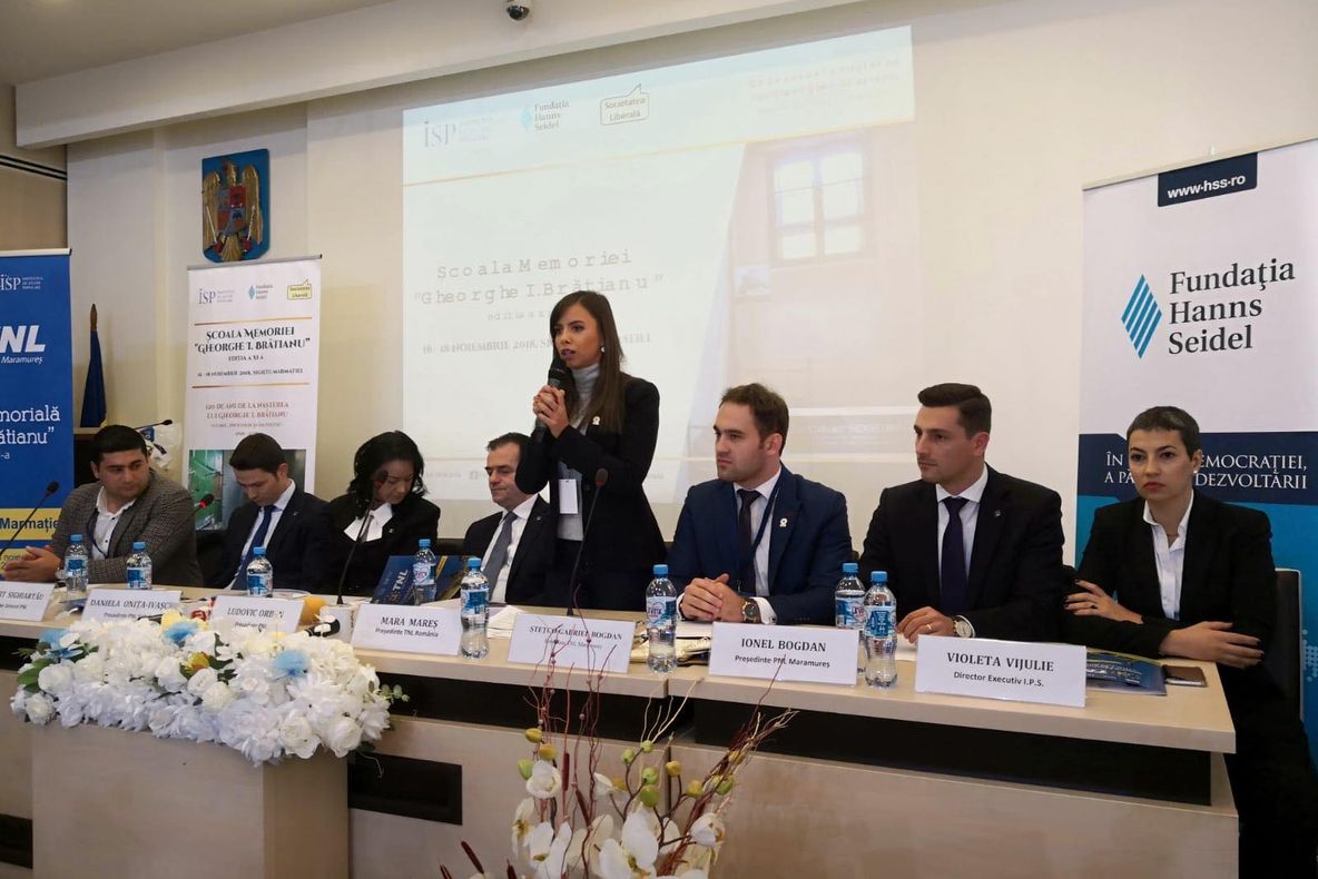 Tinerii liberali învață politică și respectul pentru valori și istorie